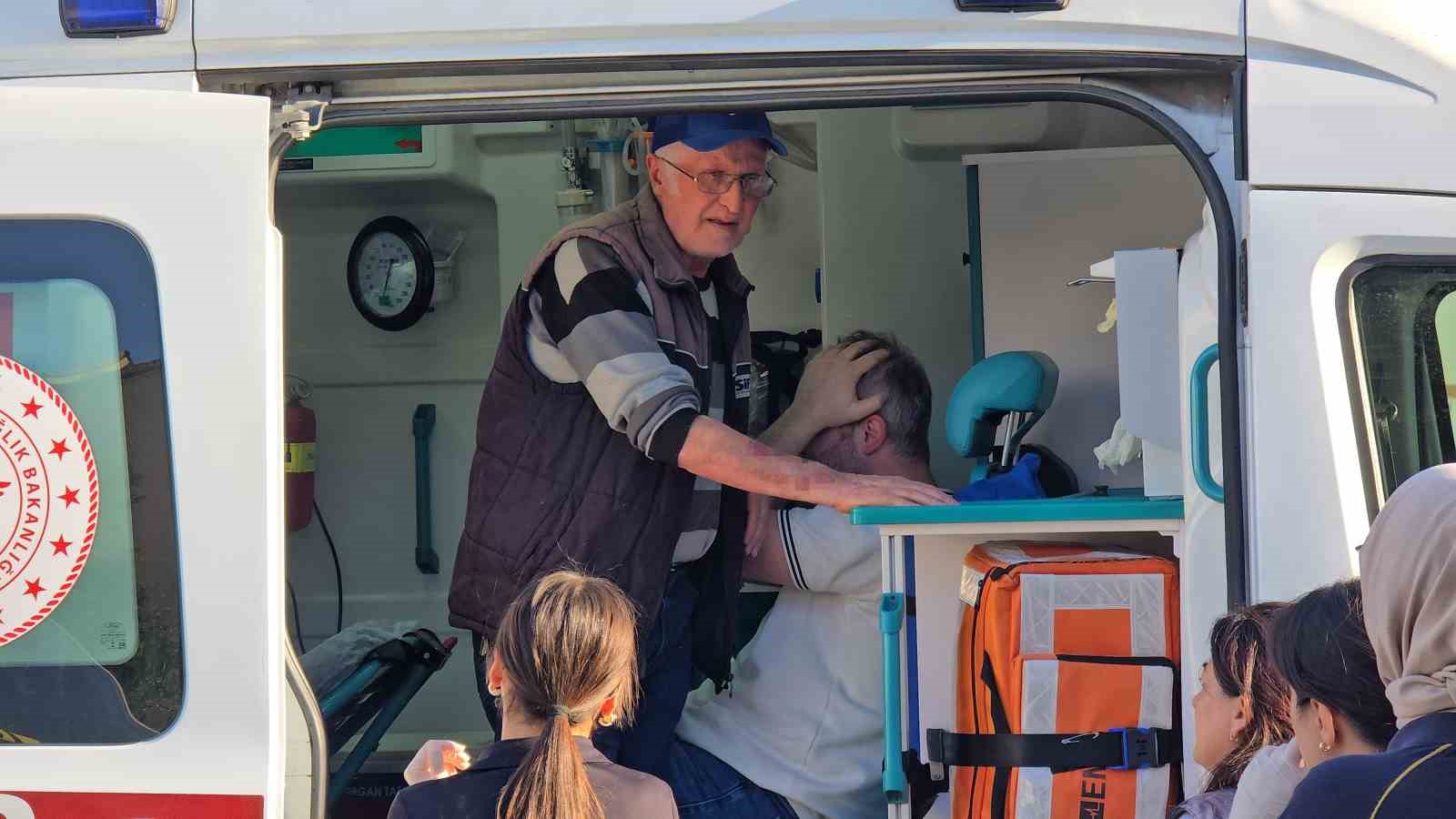 Annesinin elinden kurtulup yola fırlayan 3 yaşındaki Aybars servis aracının altında can verdi
