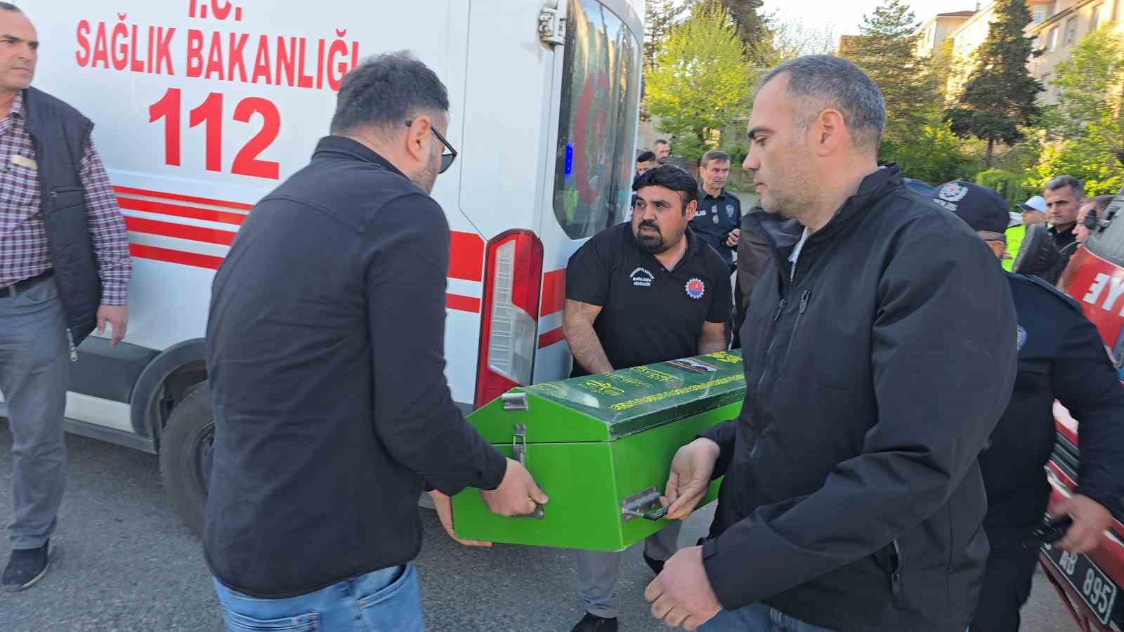 Annesinin elinden kurtulup yola fırlayan 3 yaşındaki Aybars servis aracının altında can verdi
