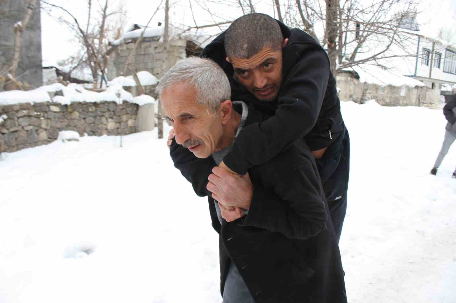 Annesinin mezarına gidebilmek için talep ettiği sandalyeye kavuştu
Annesinin mezarına gidebilmek için talep ettiği sandalyeye kavuştu