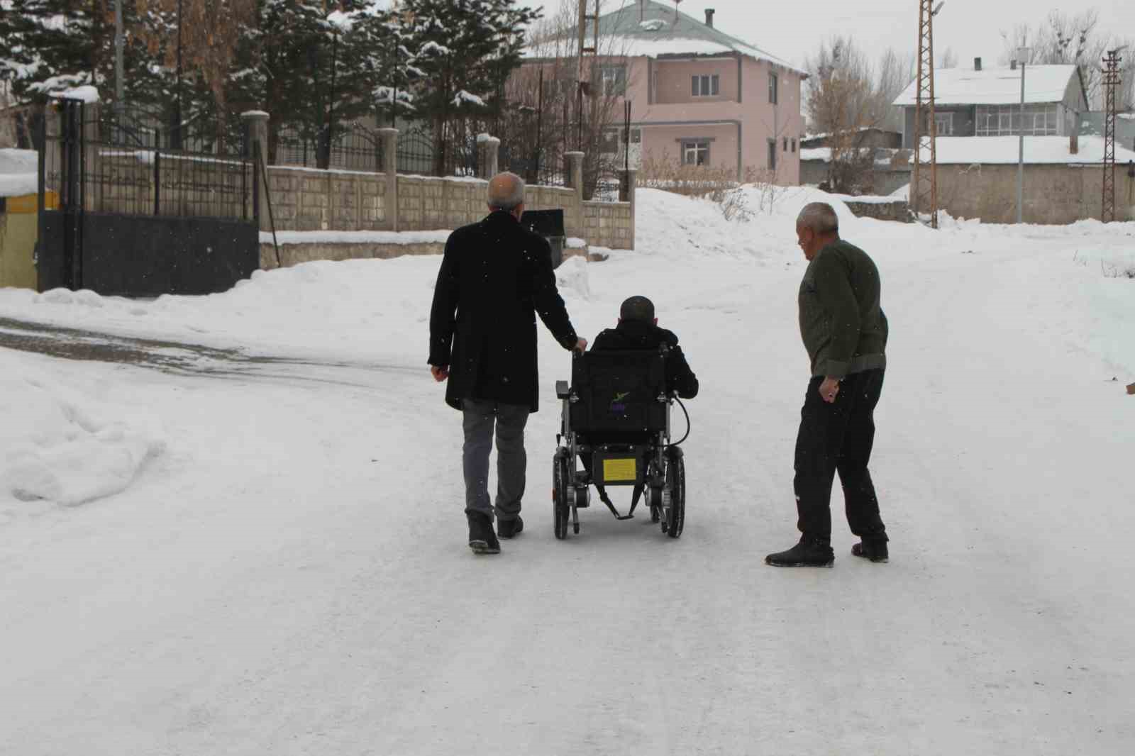 Annesinin mezarına gidebilmek için talep ettiği sandalyeye kavuştu
Annesinin mezarına gidebilmek için talep ettiği sandalyeye kavuştu