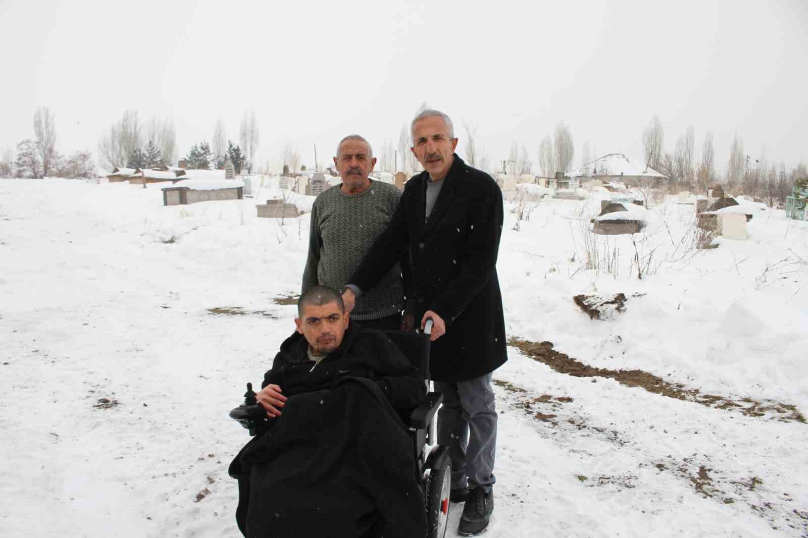 Annesinin mezarına gidebilmek için talep ettiği sandalyeye kavuştu
Annesinin mezarına gidebilmek için talep ettiği sandalyeye kavuştu