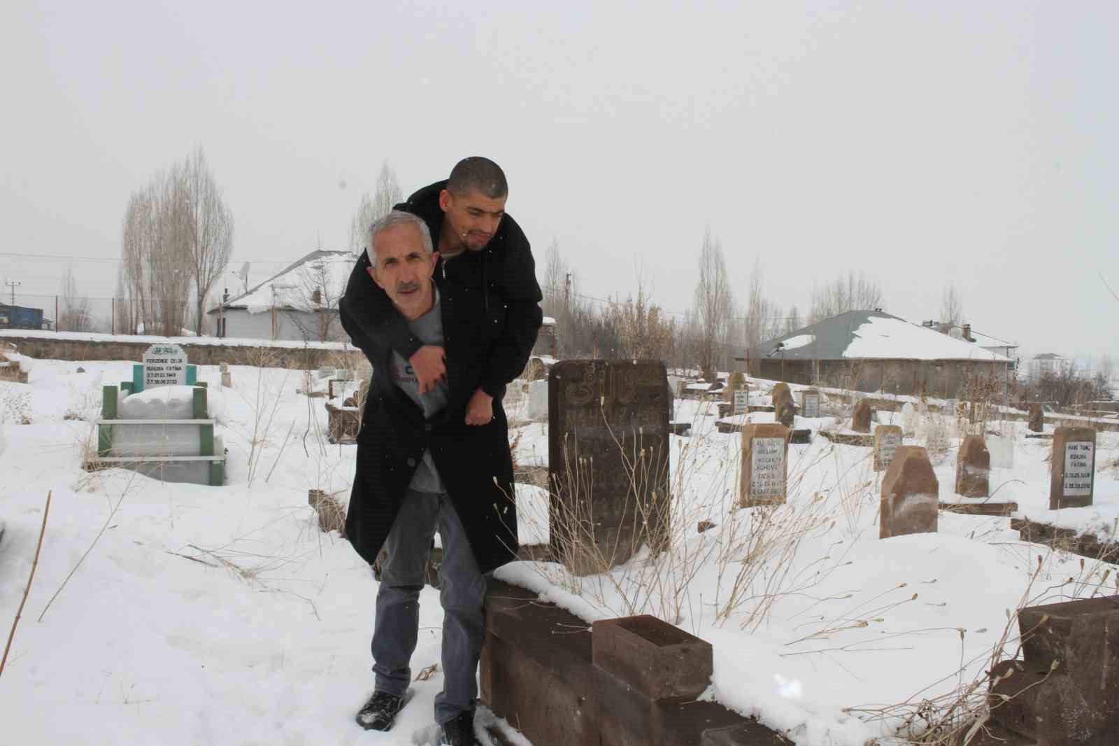 Annesinin mezarına gidebilmek için talep ettiği sandalyeye kavuştu
Annesinin mezarına gidebilmek için talep ettiği sandalyeye kavuştu