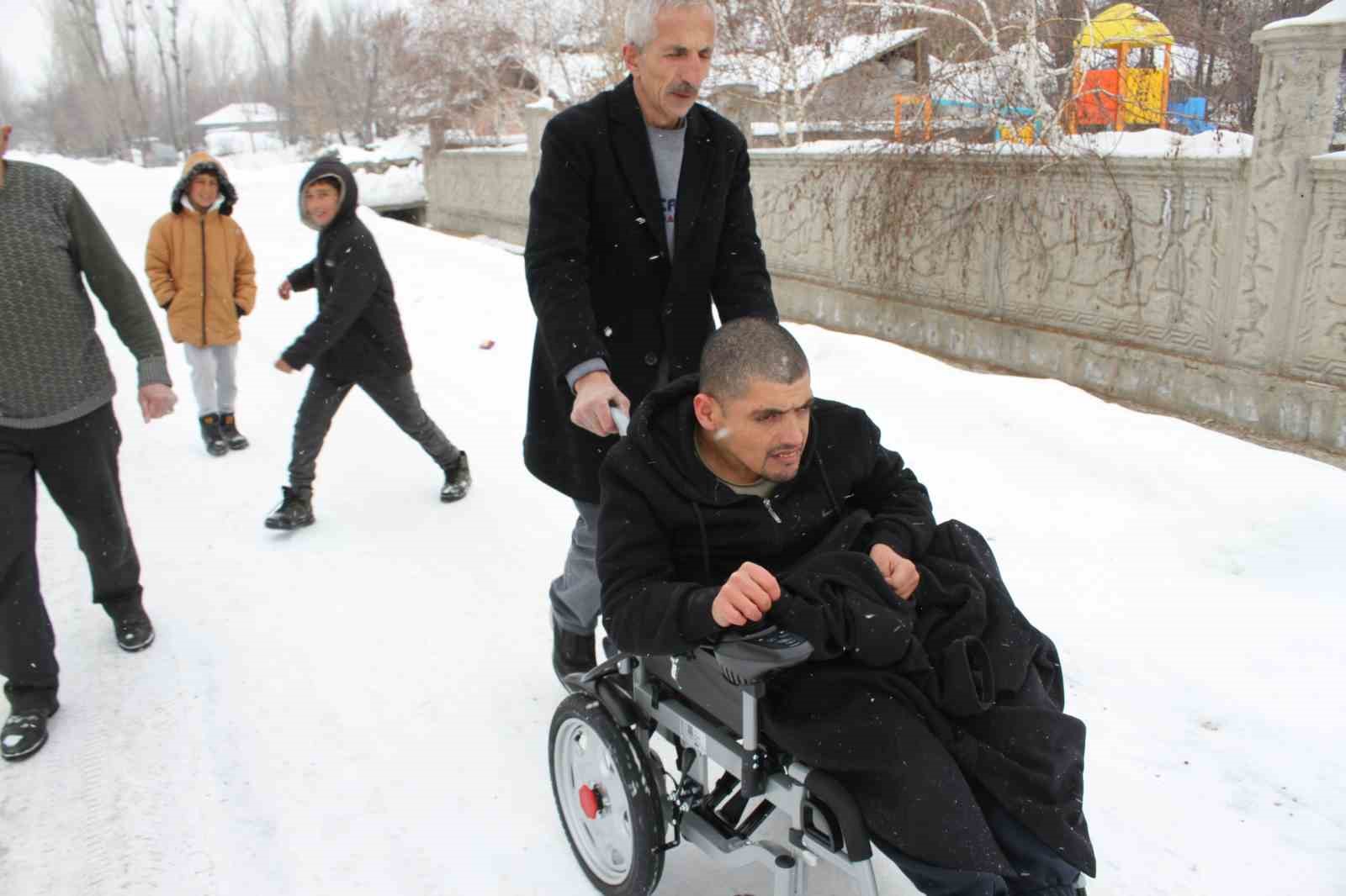 Annesinin mezarına gidebilmek için talep ettiği sandalyeye kavuştu
Annesinin mezarına gidebilmek için talep ettiği sandalyeye kavuştu