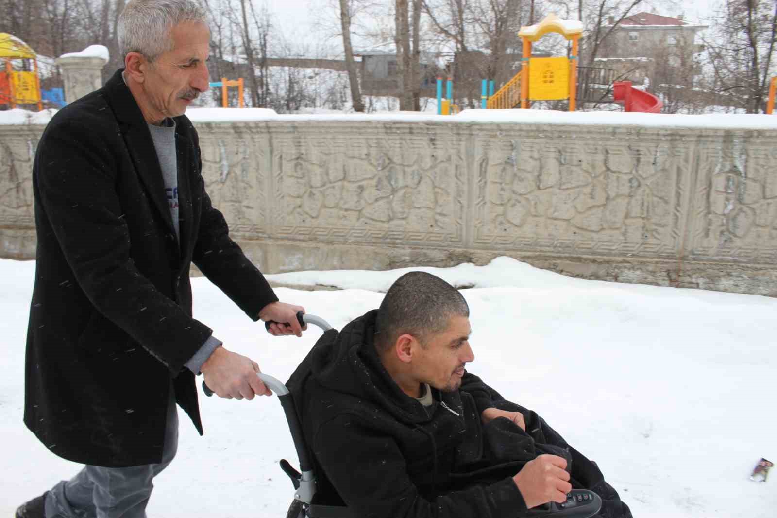 Annesinin mezarına gidebilmek için talep ettiği sandalyeye kavuştu
Annesinin mezarına gidebilmek için talep ettiği sandalyeye kavuştu