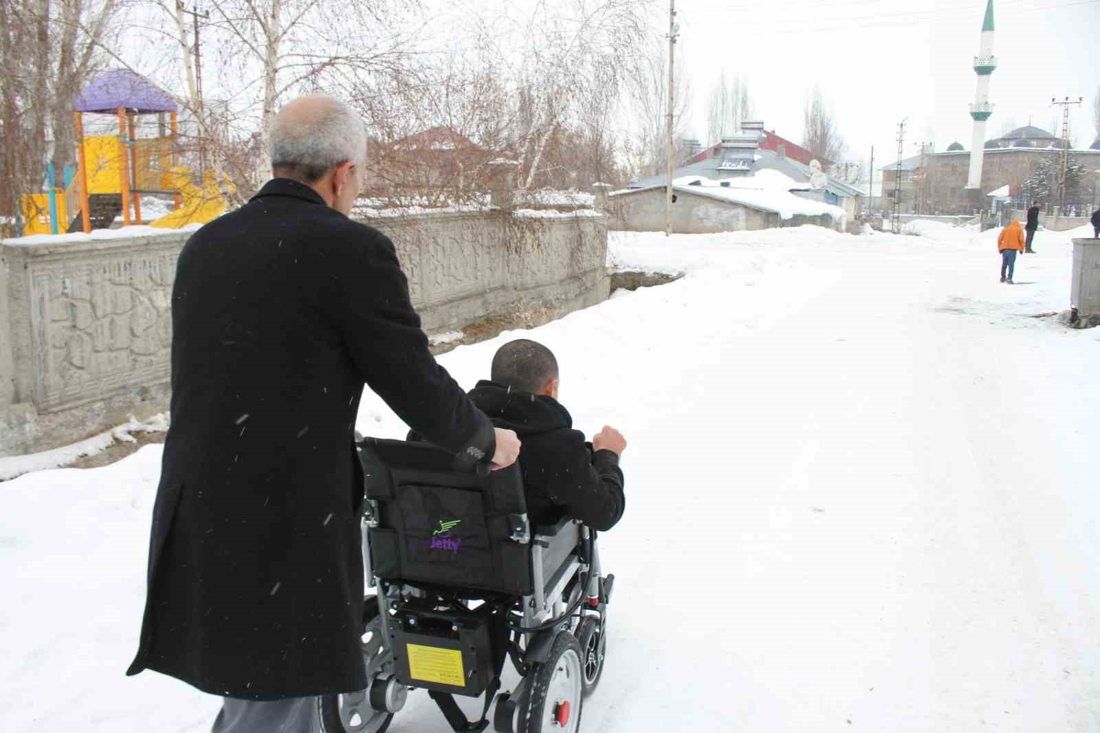 Annesinin mezarına gidebilmek için talep ettiği sandalyeye kavuştu
Annesinin mezarına gidebilmek için talep ettiği sandalyeye kavuştu
