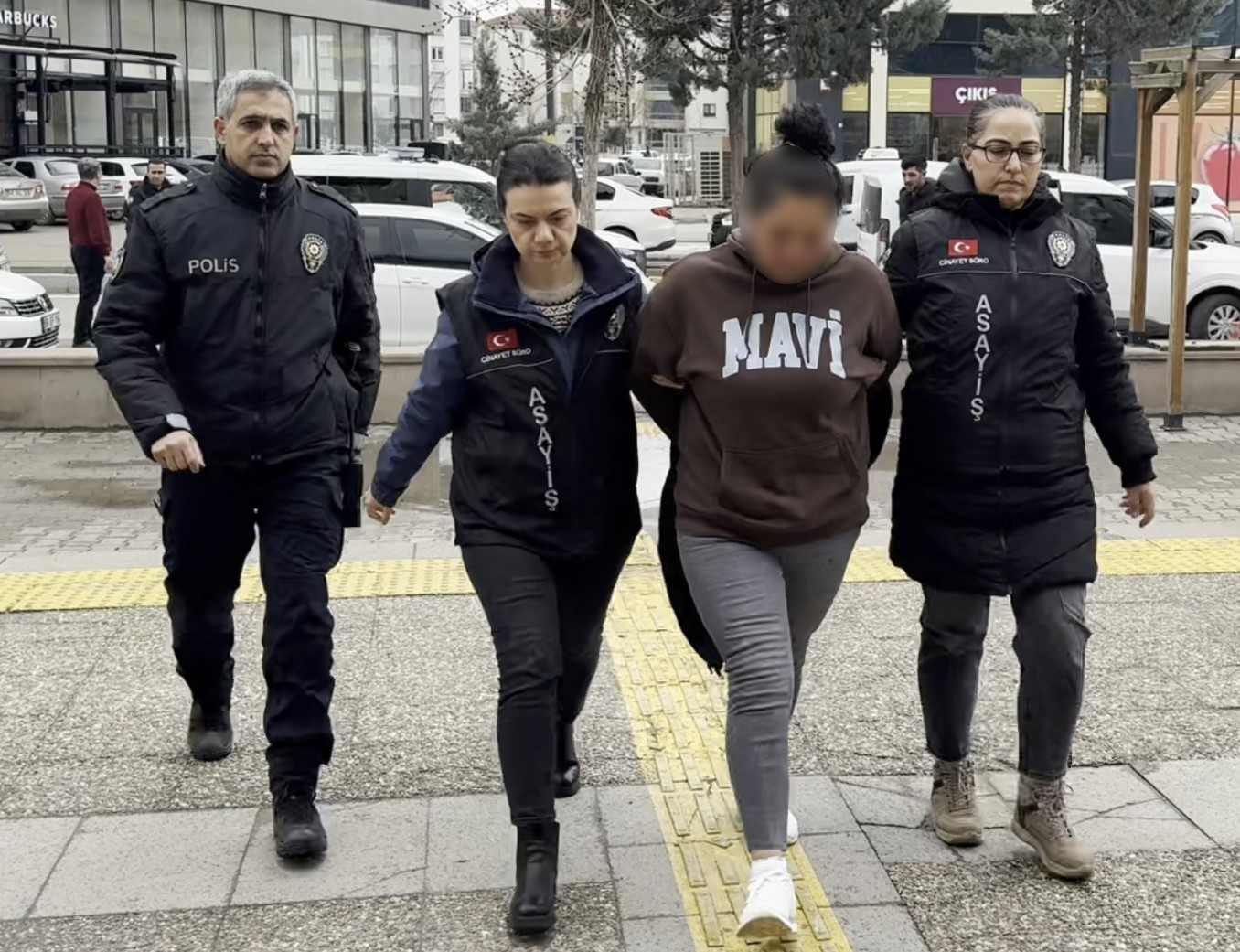 Annesinin sevgilisini bıçaklayan genç ve polise tokat atan annesi adliyede
Annesinin sevgilisini bıçaklayan genç ve polise tokat atan annesi adliyede