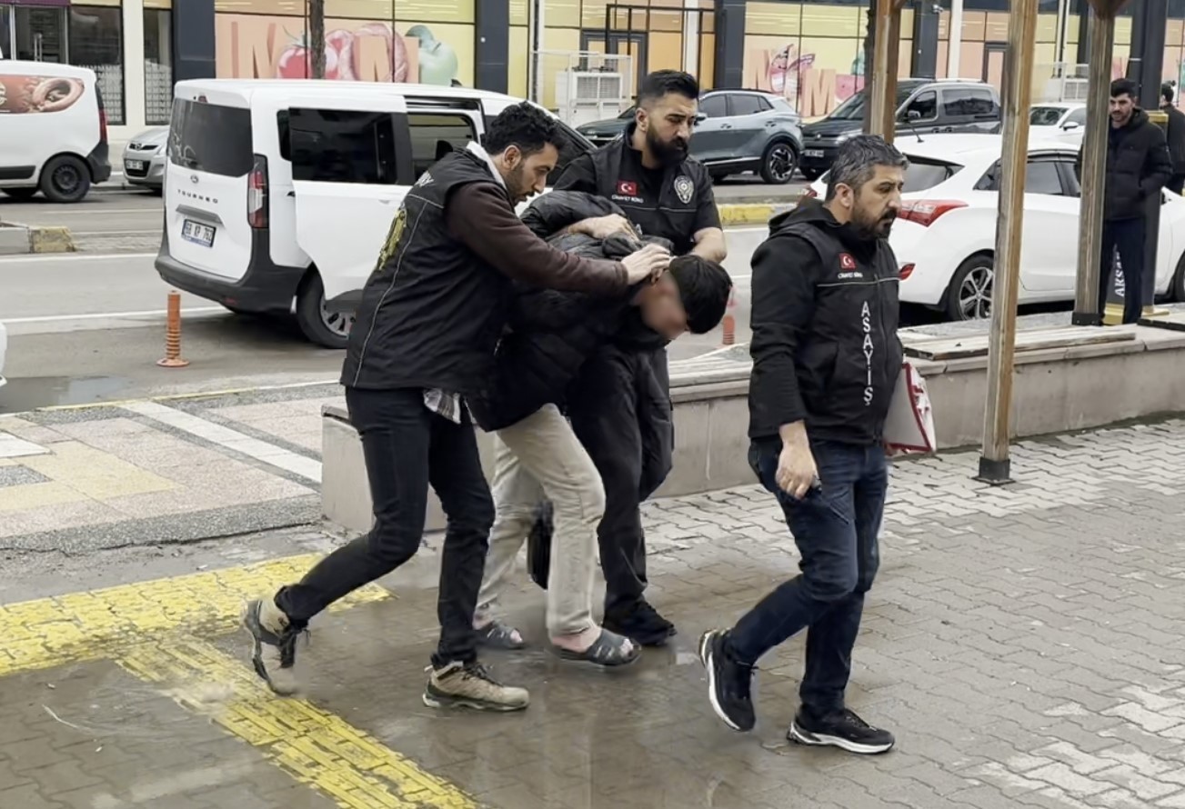 Annesinin sevgilisini bıçaklayan genç ve polise tokat atan annesi adliyede
Annesinin sevgilisini bıçaklayan genç ve polise tokat atan annesi adliyede