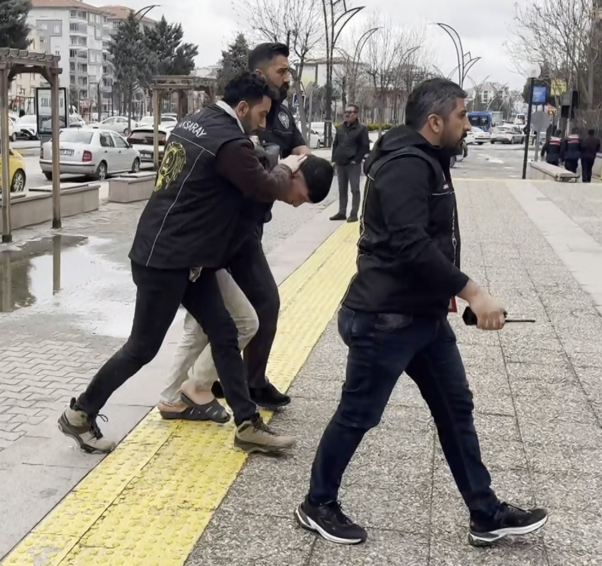 Annesinin sevgilisini bıçaklayan genç ve polise tokat atan annesi tutuklandı
