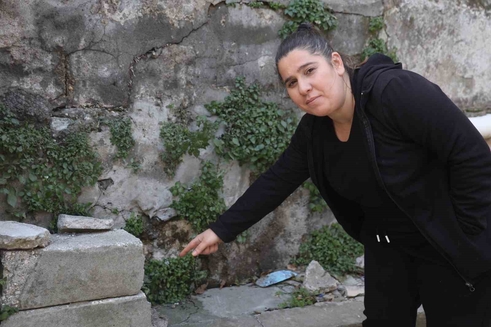 Annesinin yanındayken duvarın üzerindeki telefonu çaldı
