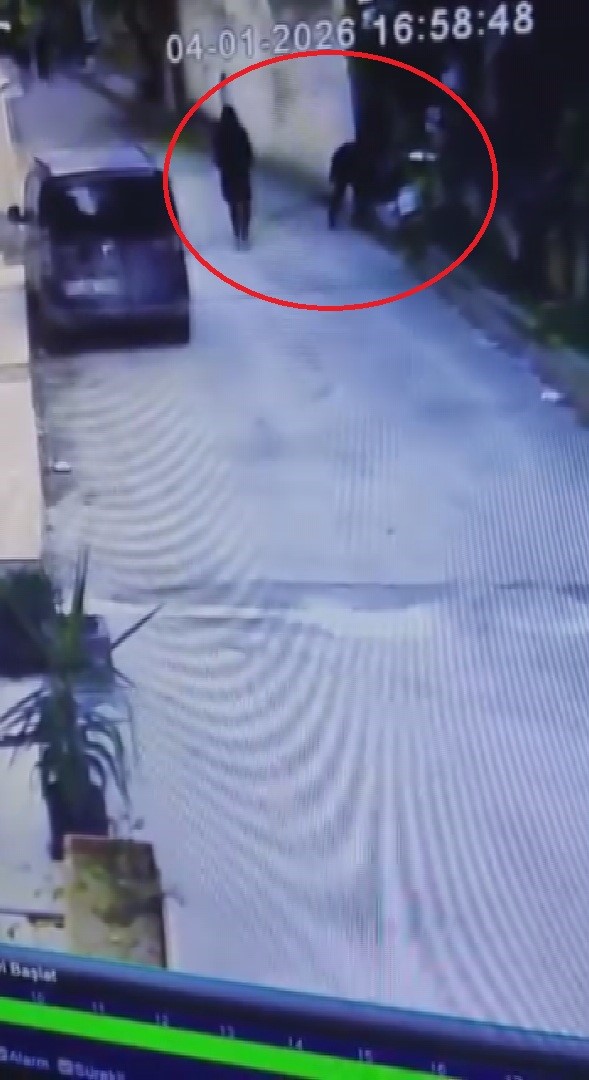 Annesinin yanındayken duvarın üzerindeki telefonu çaldı
