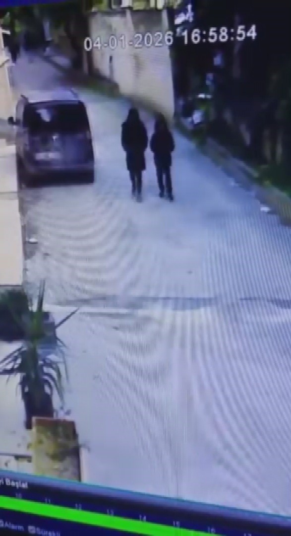 Annesinin yanındayken duvarın üzerindeki telefonu çaldı
