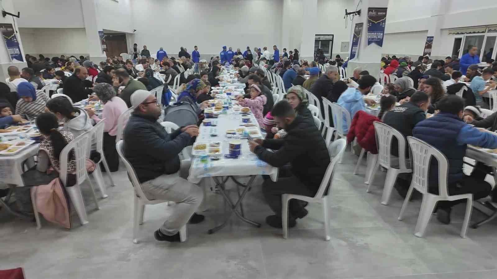 Antakya Belediyesi, Ramazan ayı boyunca her gün bin kişiye iftar veriyor
