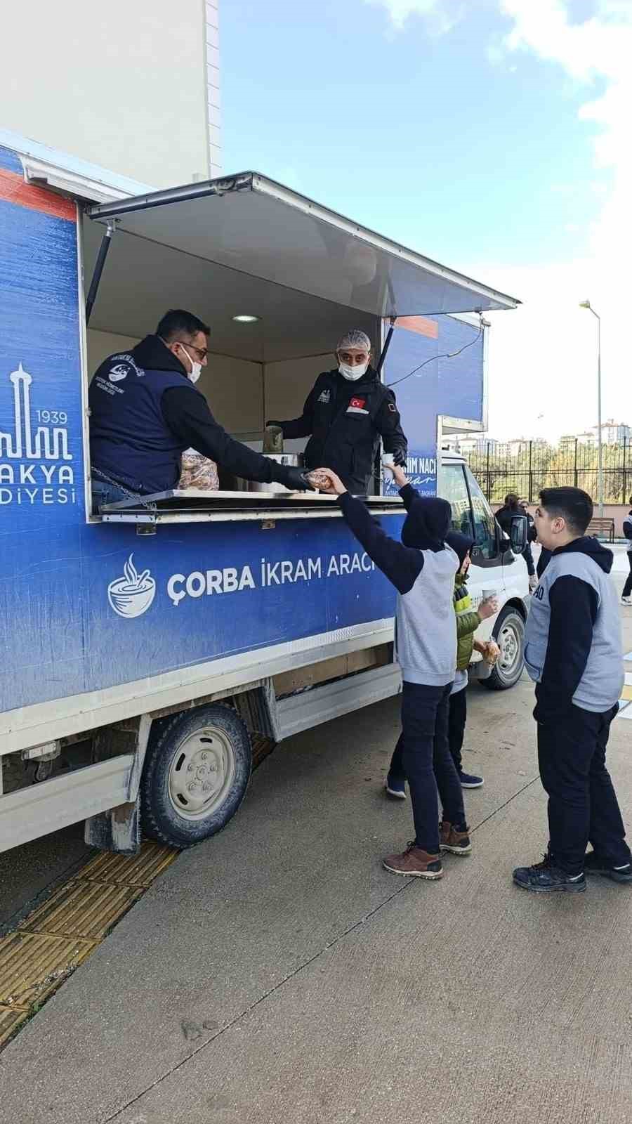 Antakya Belediyesi’nden soğuk kış gününde öğrencilere çorba ikramı
