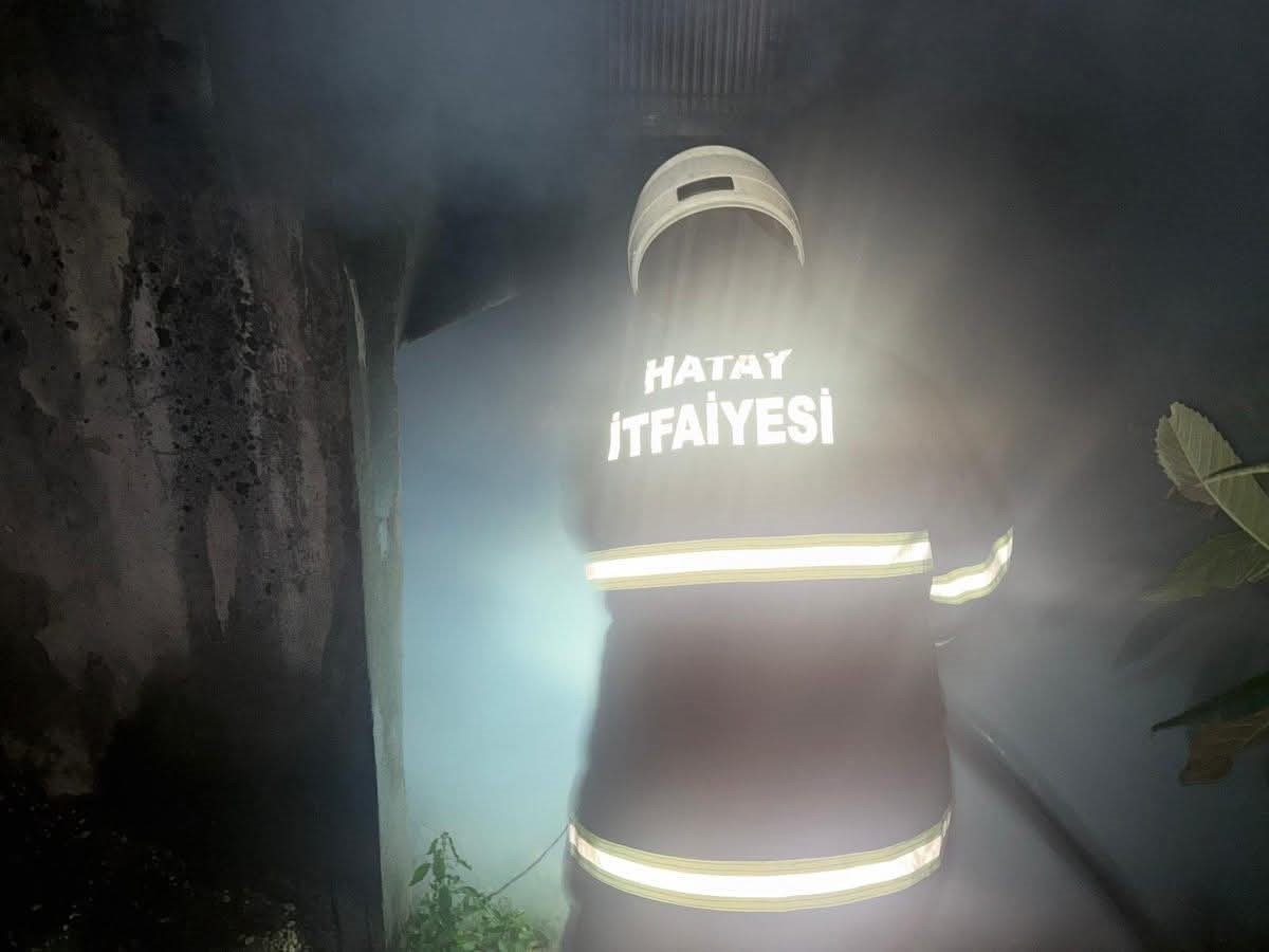 Antakya’da binanın bodrum katında yangın
