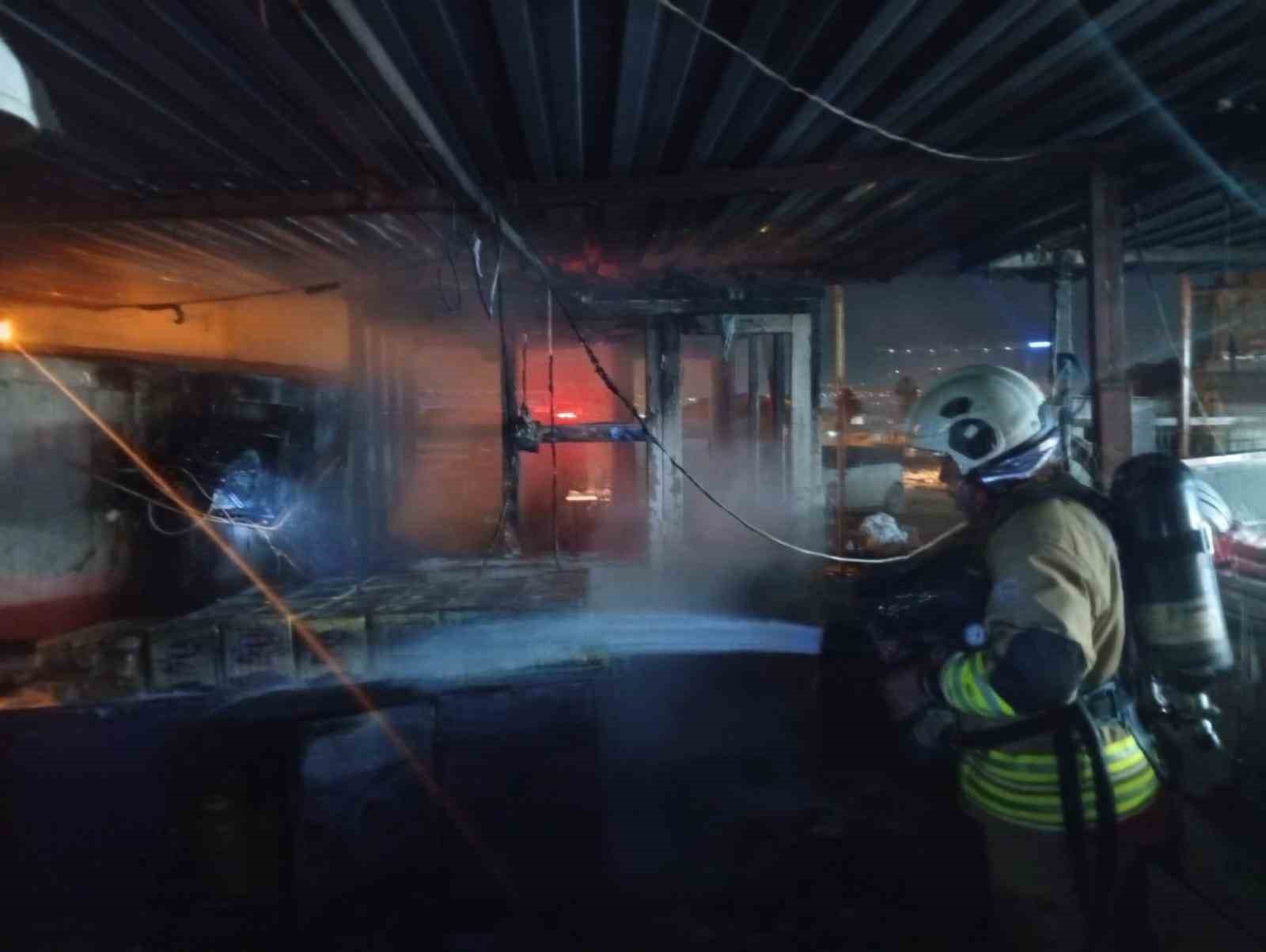 Antakya’da iş yeri alevlere teslim oldu
