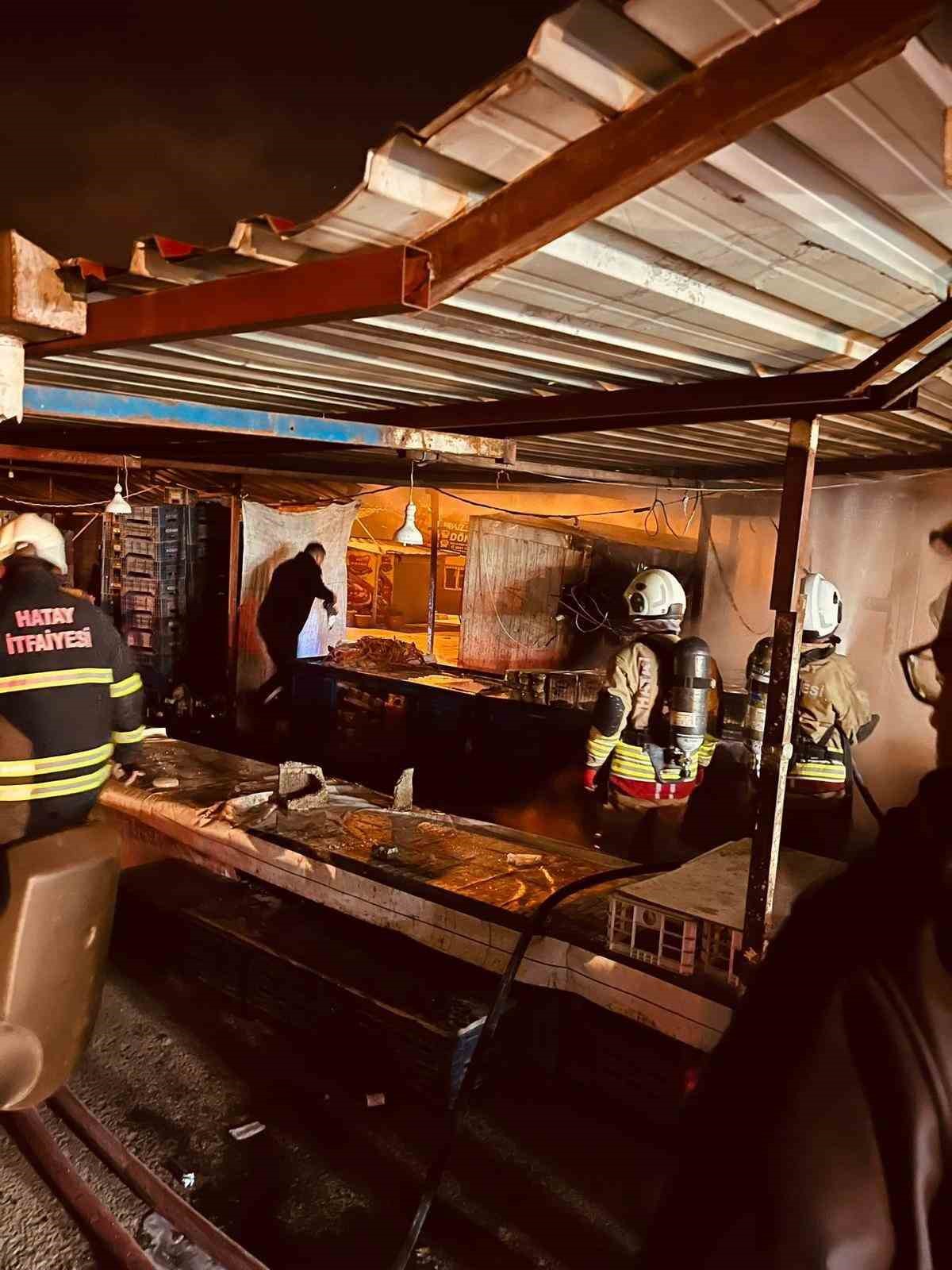 Antakya’da iş yeri alevlere teslim oldu
