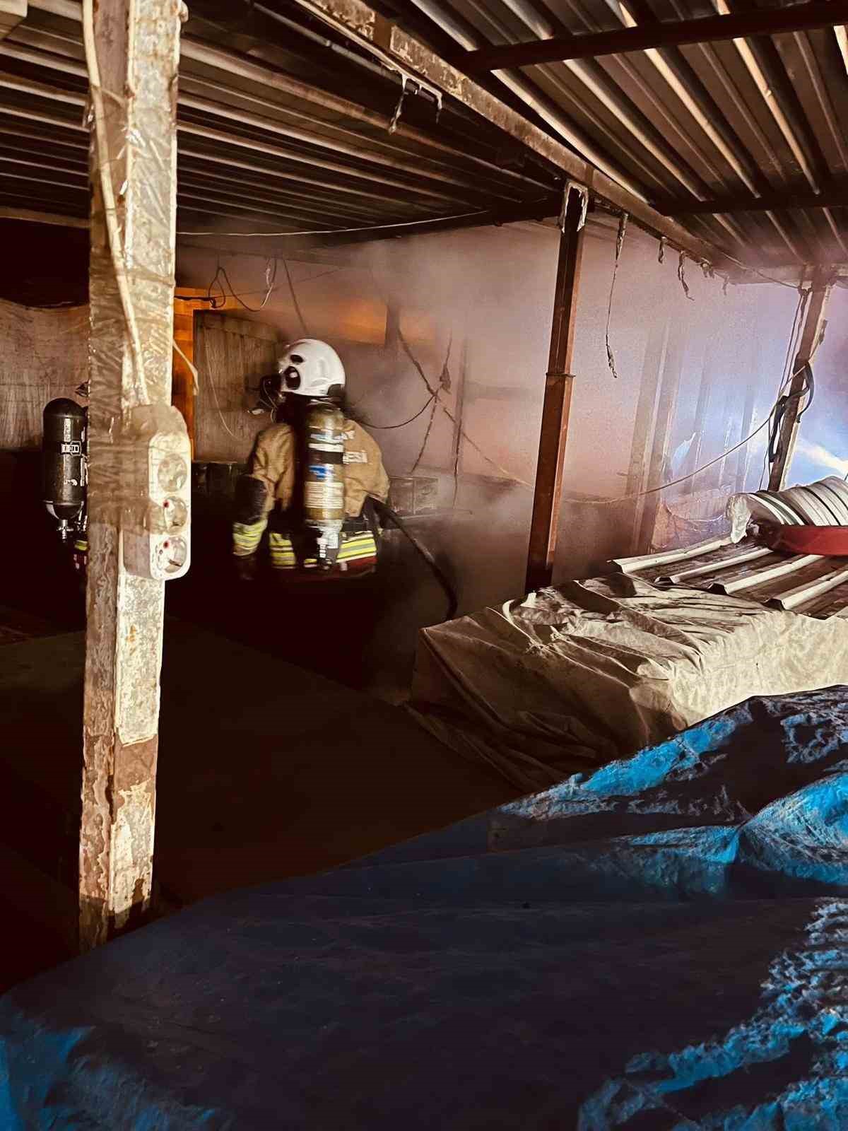 Antakya’da iş yeri alevlere teslim oldu
