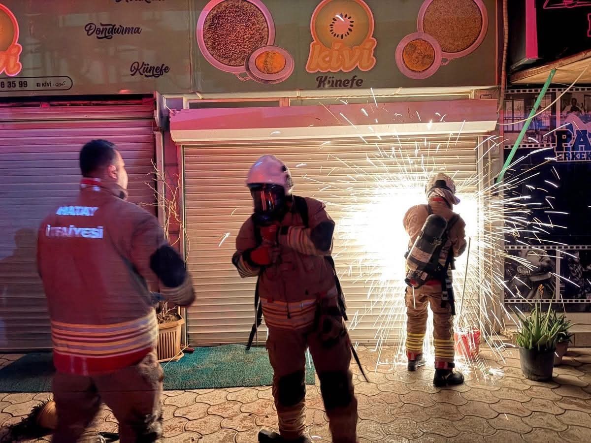 Antakya’da iş yeri alevlere teslim oldu
