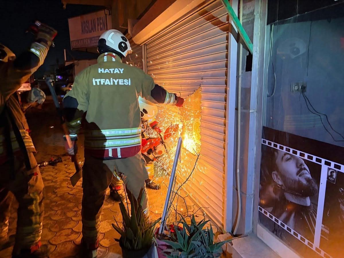 Antakya’da iş yeri alevlere teslim oldu
