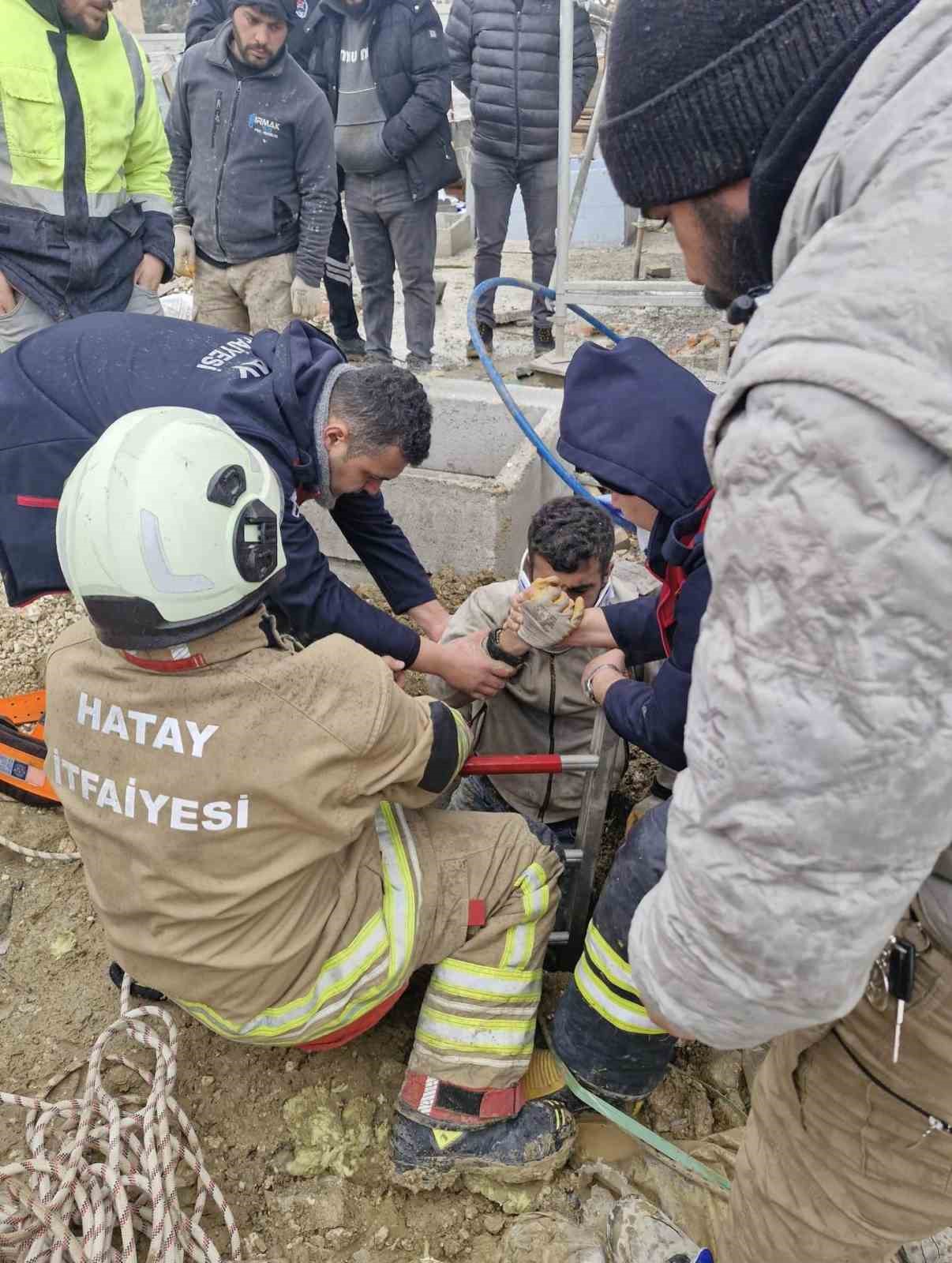 Antakya’da kuyuya düşen vatandaş yaralandı
