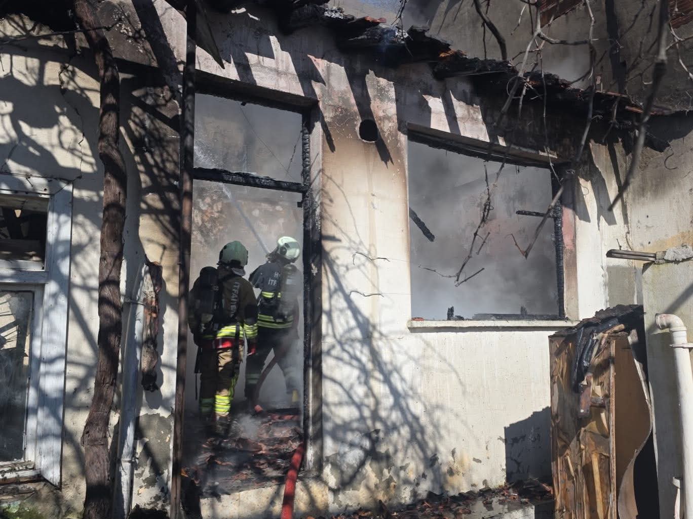 Antakya’da metruk bina yangını
