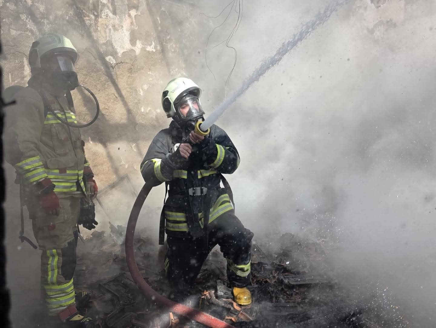 Antakya’da metruk bina yangını
