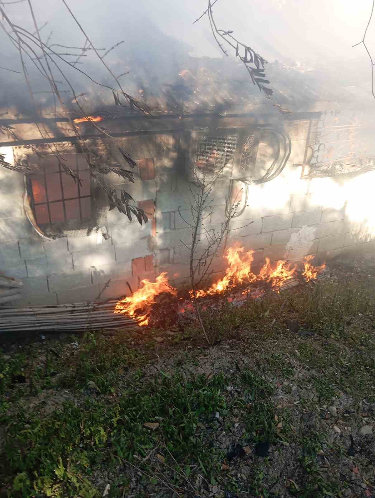 Antakya’da müstakil ev alevlere teslim oldu
