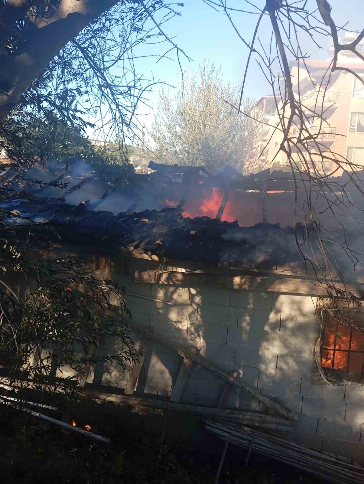 Antakya’da müstakil ev alevlere teslim oldu
