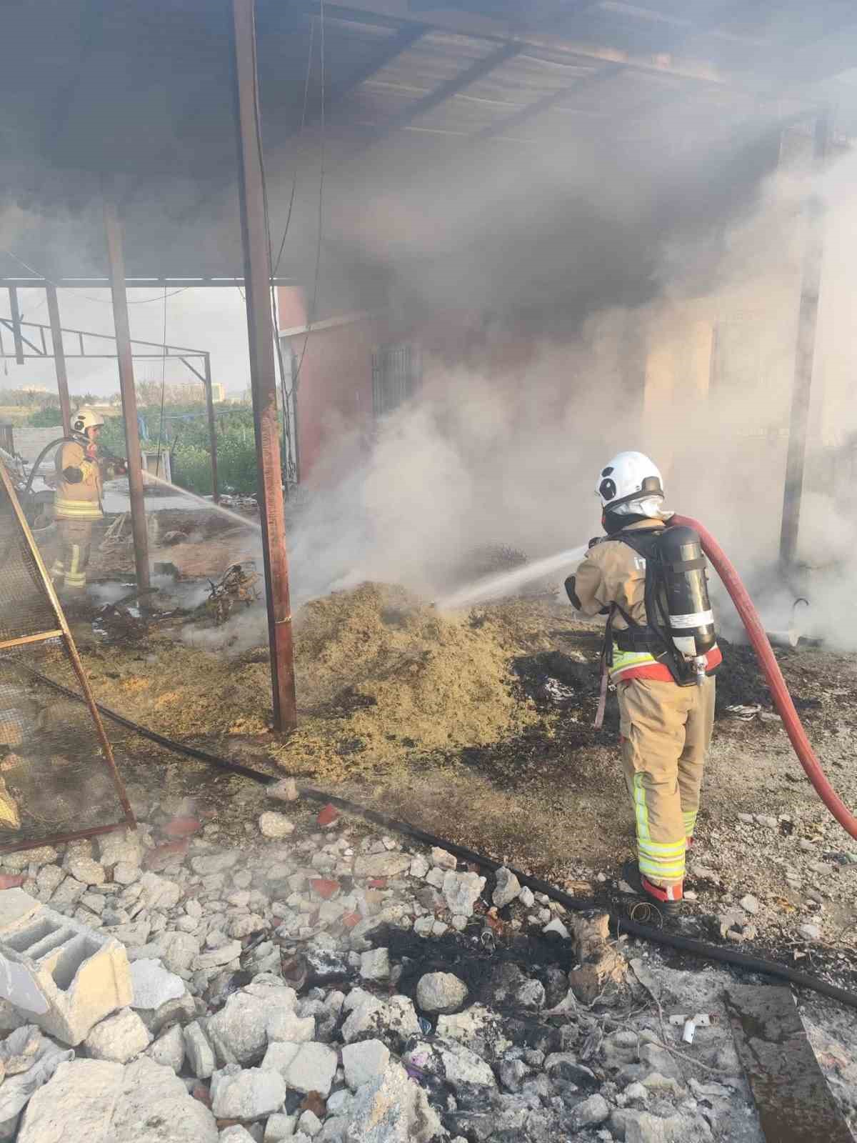 Antakya’da odunlukta çıkan yangın eve sıçramadan söndürüldü
