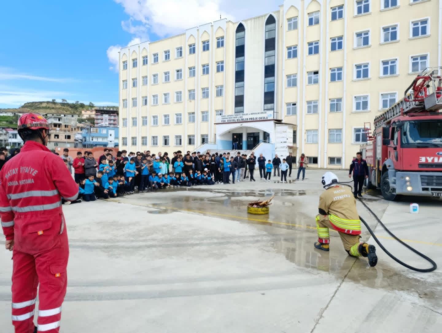 Antakya’da öğrencilere yangın eğitimi verildi

