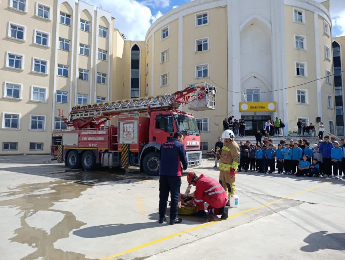 Antakya’da öğrencilere yangın eğitimi verildi
