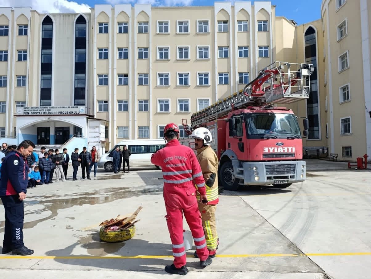 Antakya’da öğrencilere yangın eğitimi verildi
