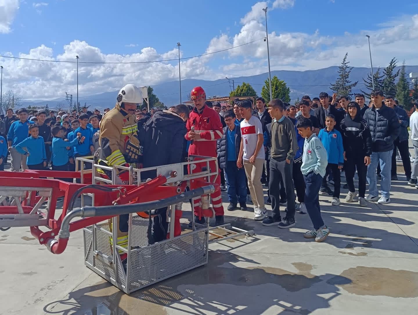 Antakya’da öğrencilere yangın eğitimi verildi
