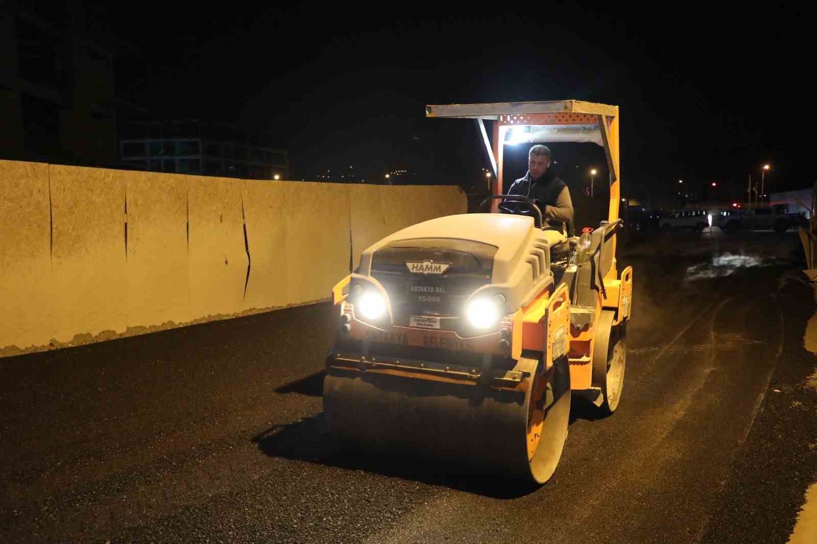 Antakya’da yol bakım ve onarım çalışmaları sürüyor

