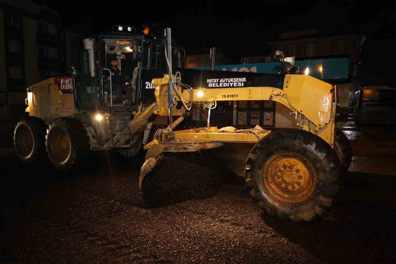 Antakya’da yol bakım ve onarım çalışmaları sürüyor
