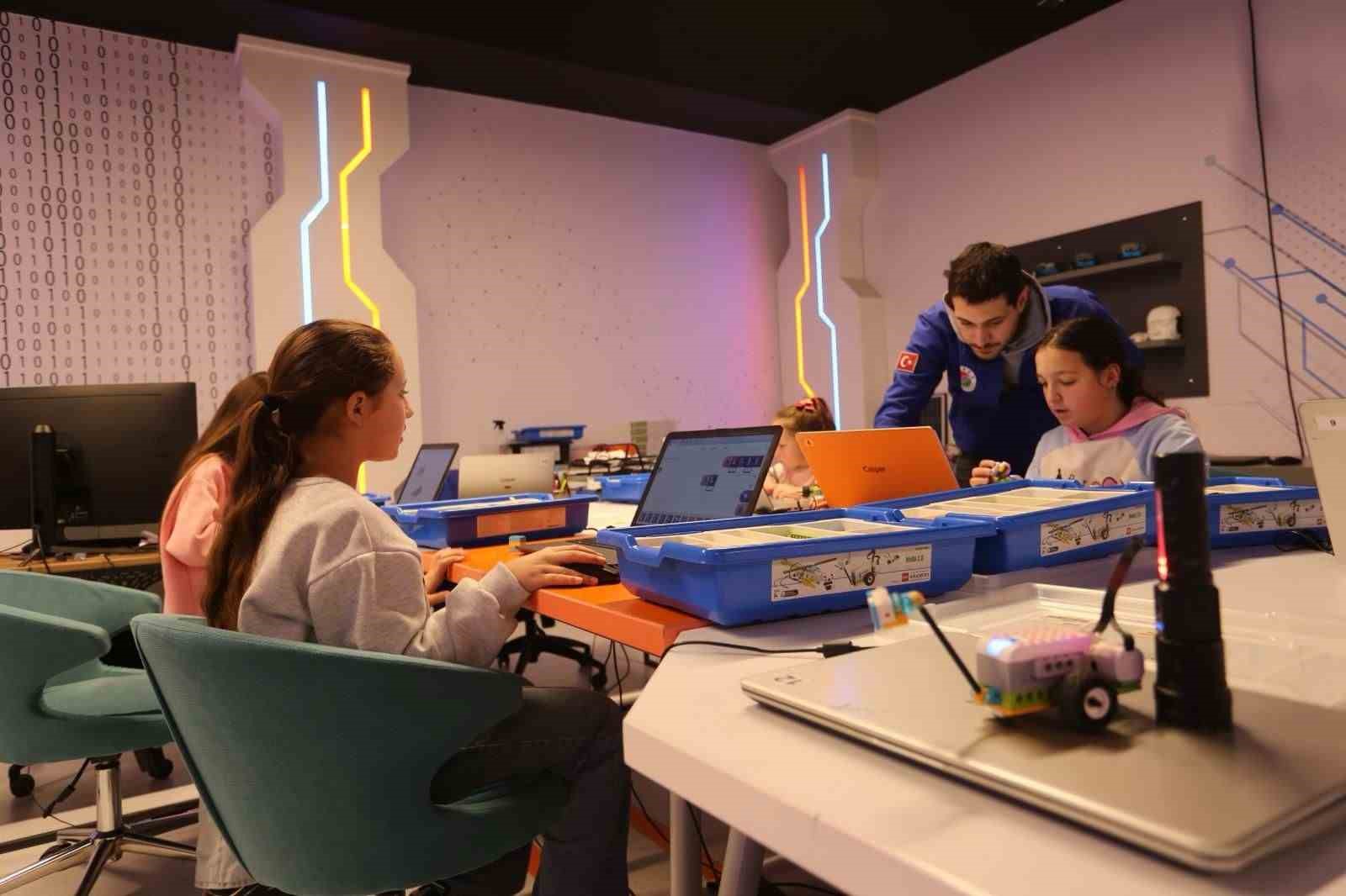 Antalya Bilim Merkezi’nde sömestir tatilinde üretim odaklı bilim kampları yapıldı
