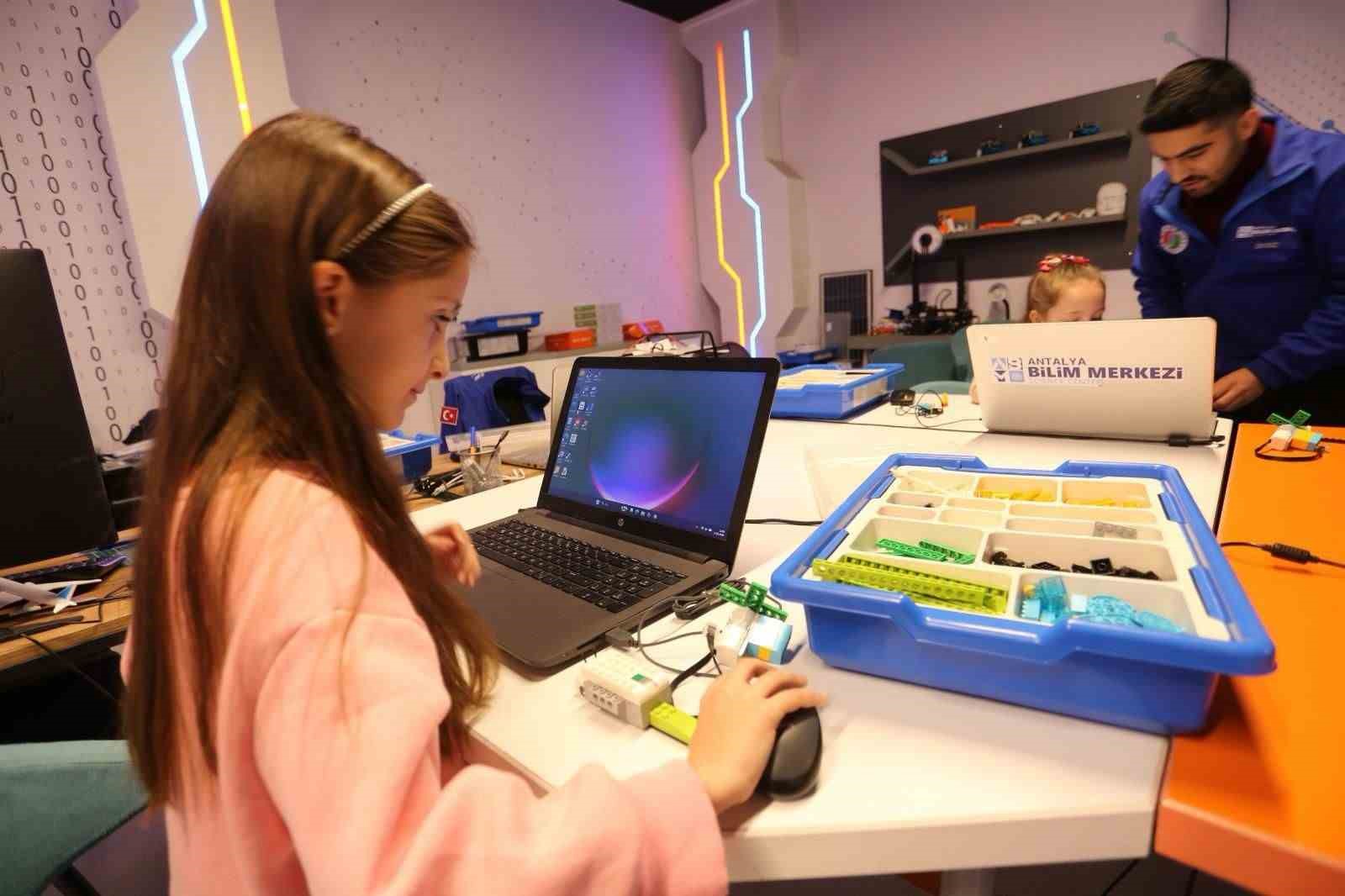 Antalya Bilim Merkezi’nde sömestir tatilinde üretim odaklı bilim kampları yapıldı
