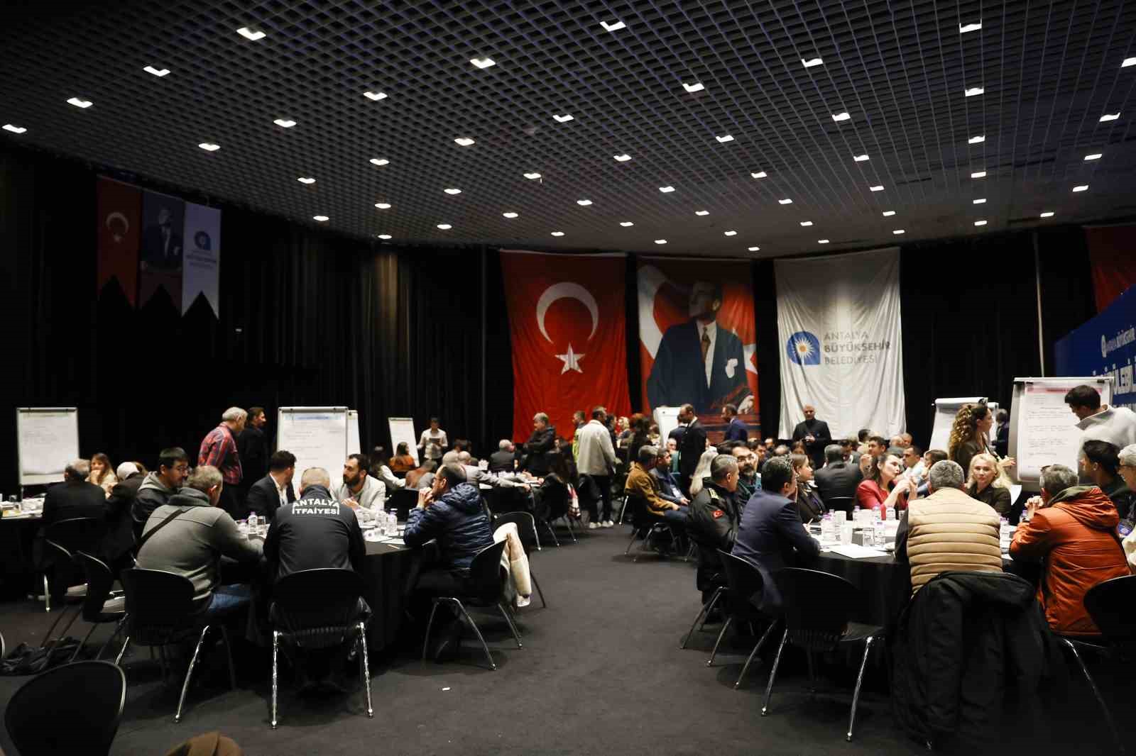 Antalya Büyükşehir Belediye Başkan Vekili Özdemir: "Günü değil geleceği kurtaran çözümlere ihtiyaç var"
