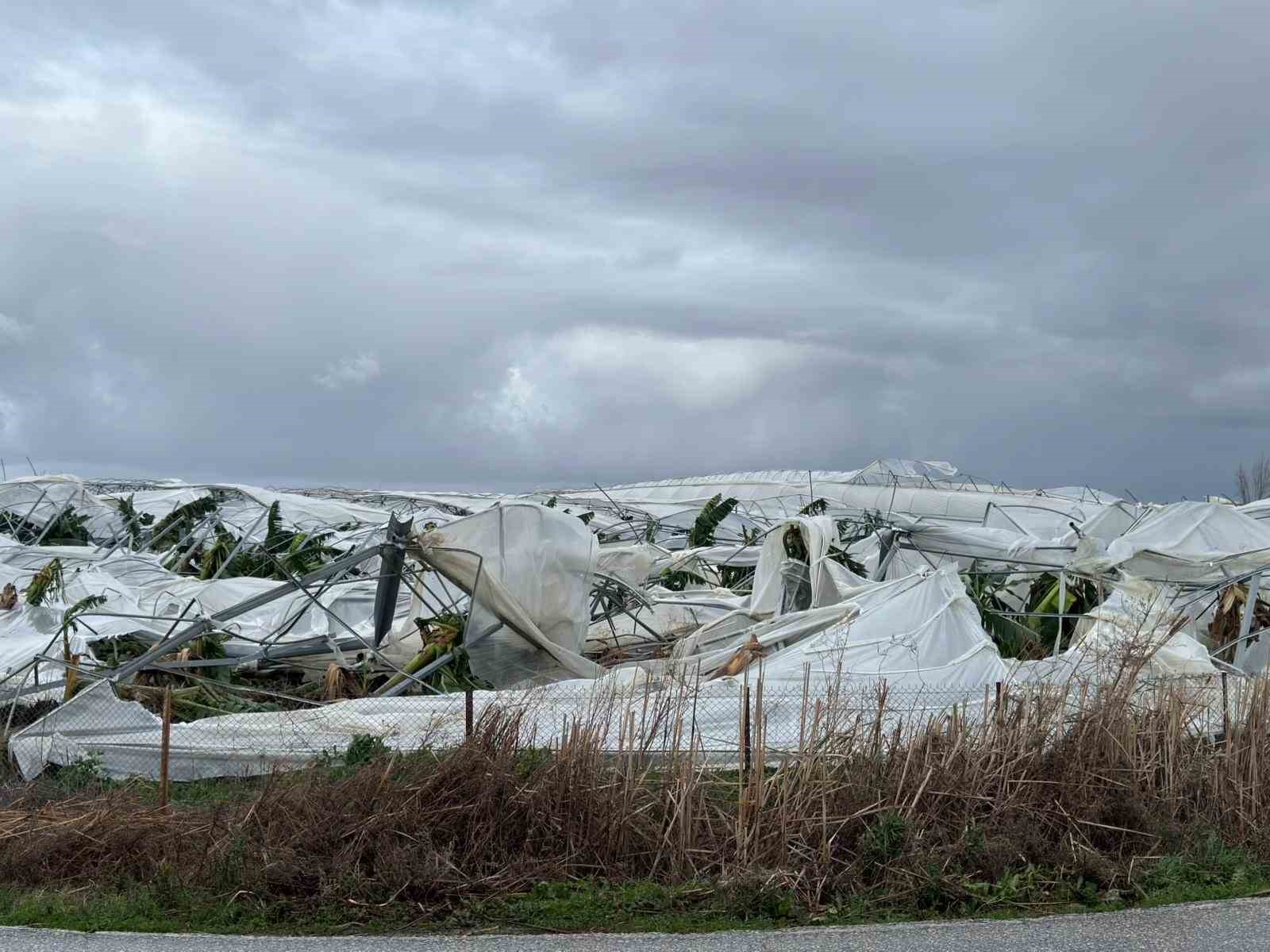 Antalya Büyükşehir Belediyesi 714 personelle hortum ve fırtınaya müdahale etti
