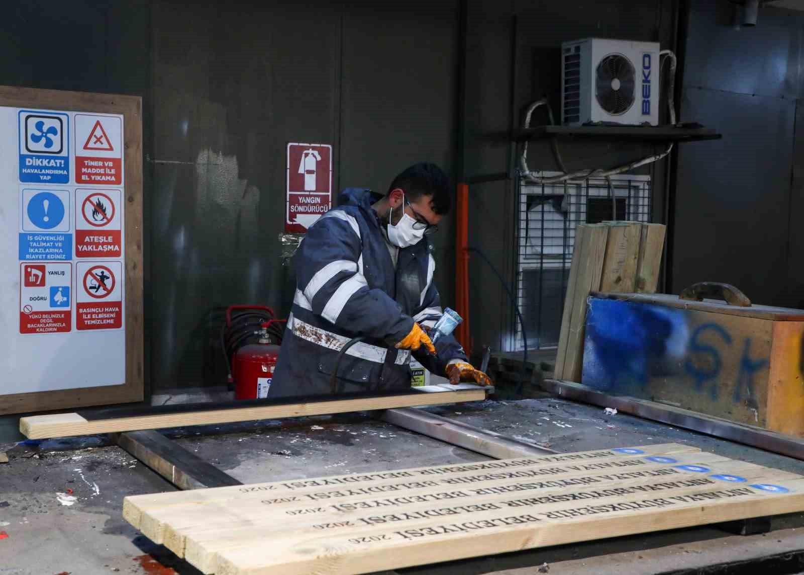 Antalya Büyükşehir Belediyesi kent mobilyalarını kendi atölyelerinde üretiyor
