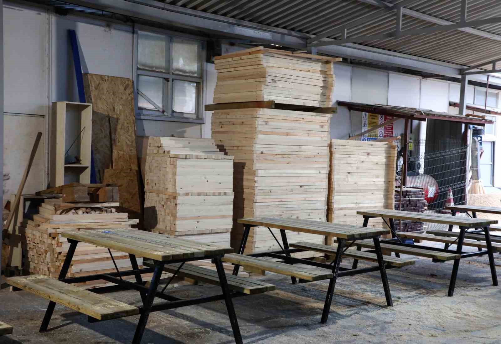 Antalya Büyükşehir Belediyesi kent mobilyalarını kendi atölyelerinde üretiyor
