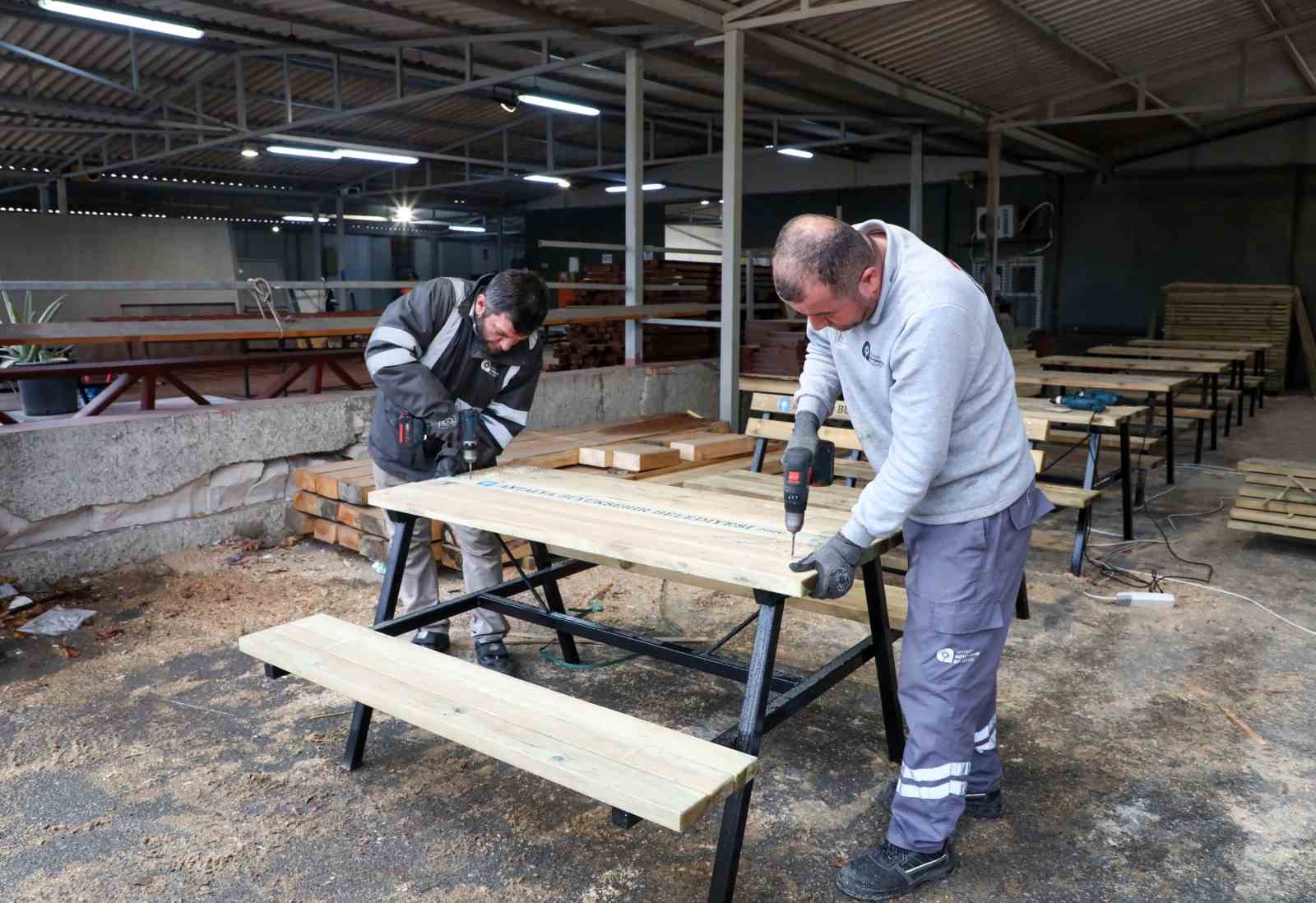Antalya Büyükşehir Belediyesi kent mobilyalarını kendi atölyelerinde üretiyor
