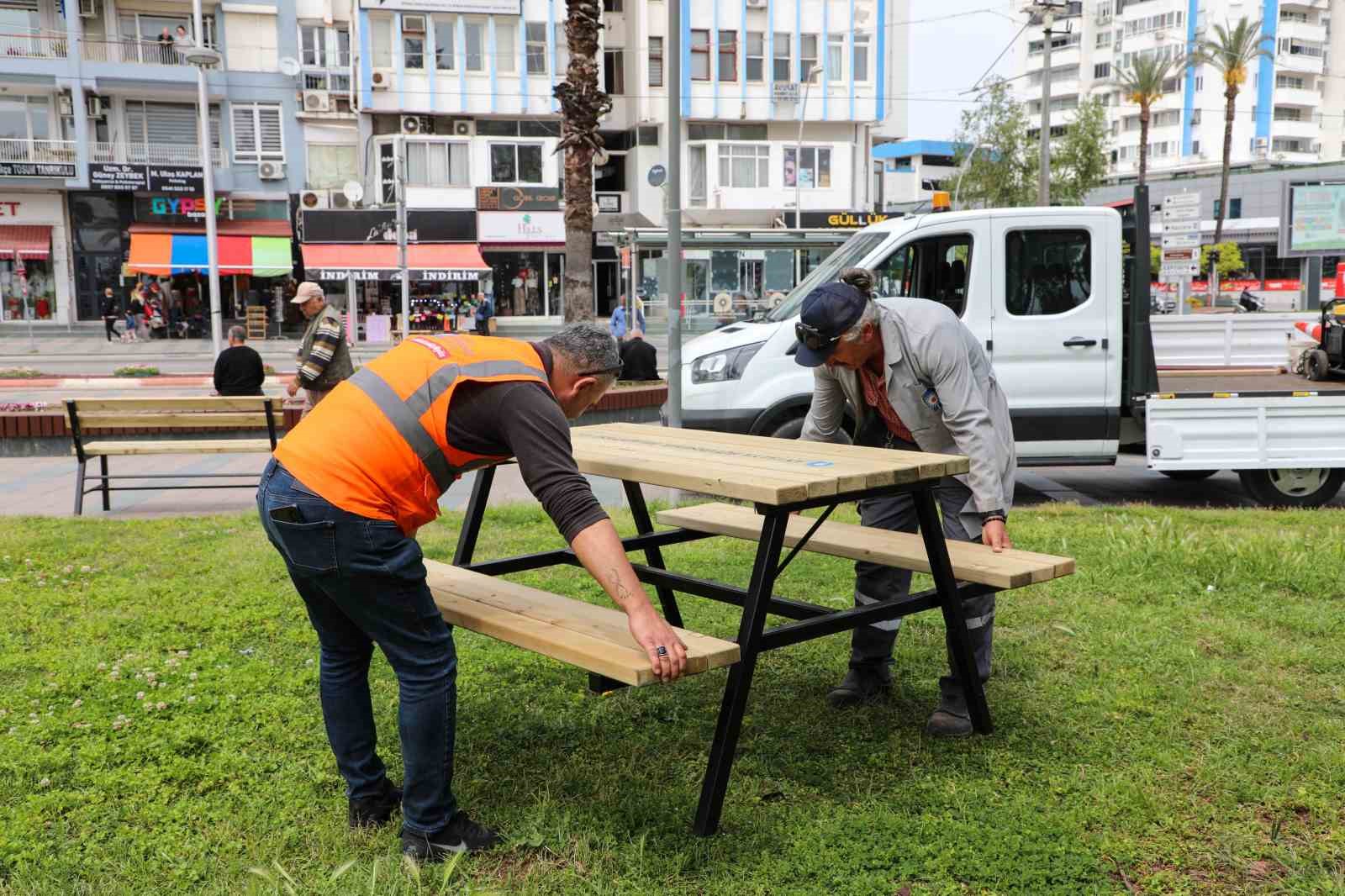 Antalya Büyükşehir Belediyesi kent mobilyalarını kendi atölyelerinde üretiyor
