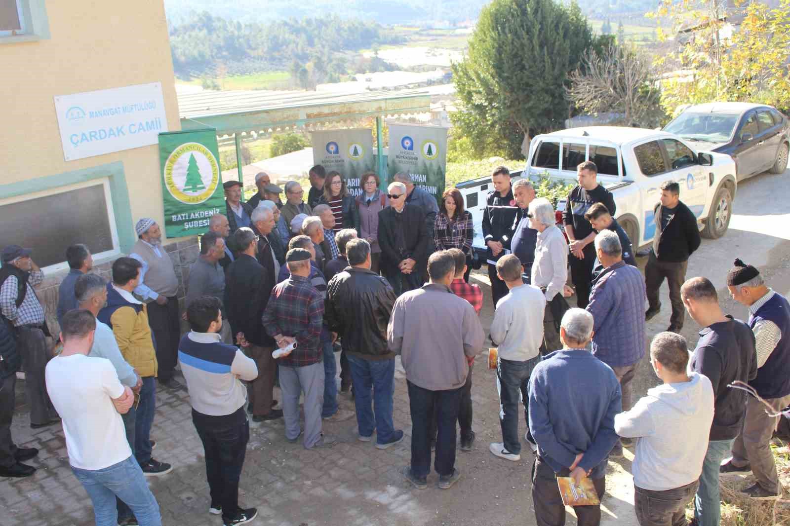 Antalya Büyükşehir Belediyesi orman yangınlarıyla mücadelesini sürdürüyor
Antalya Büyükşehir Belediyesi orman yangınlarıyla mücadelesini sürdürüyor
