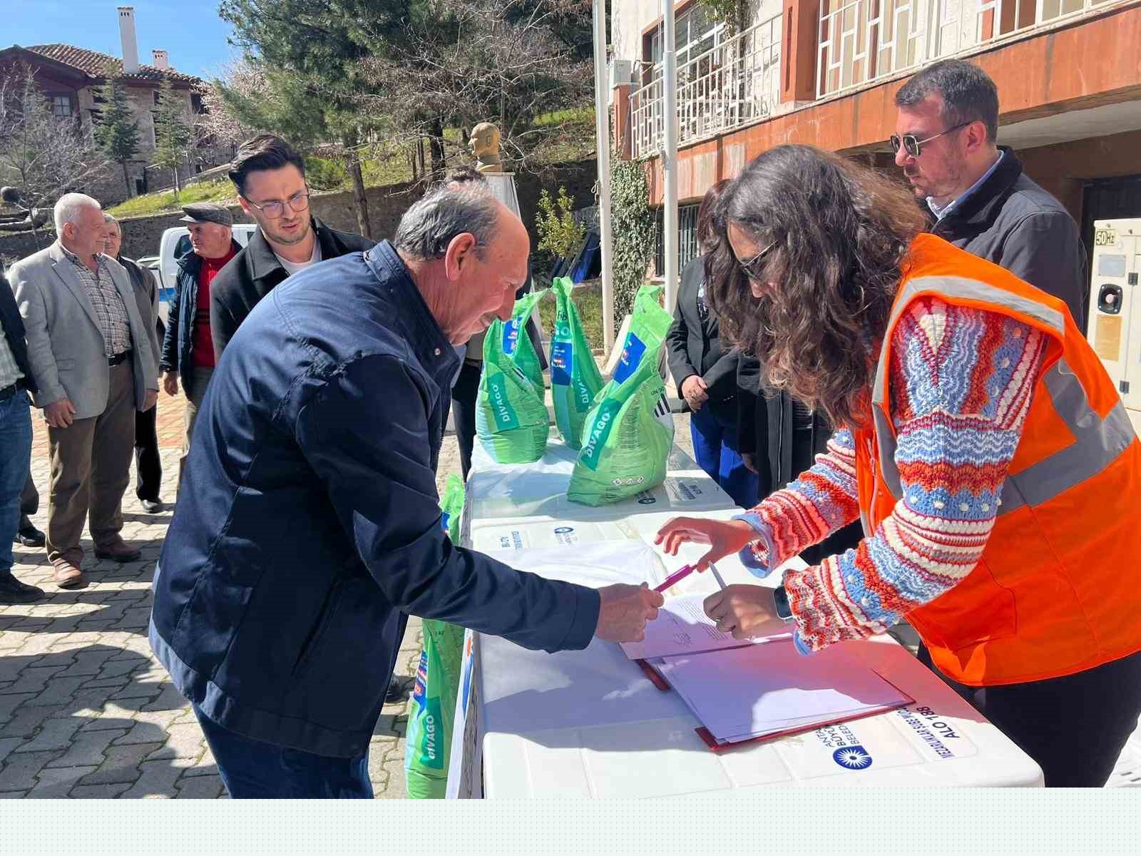 Antalya Büyükşehir Belediyesi’nden üreticilere bordo bulamacı desteği
