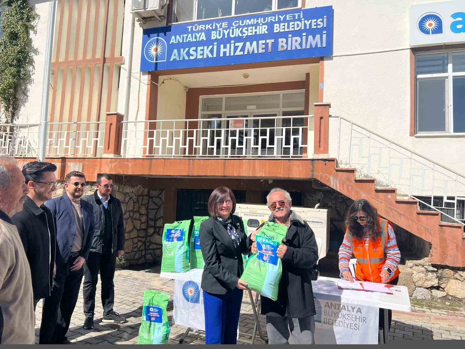 Antalya Büyükşehir Belediyesi’nden üreticilere bordo bulamacı desteği
