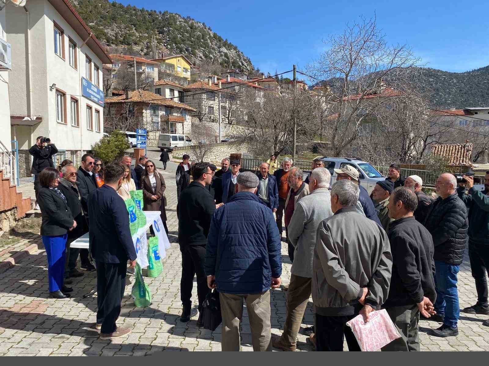 Antalya Büyükşehir Belediyesi’nden üreticilere bordo bulamacı desteği
