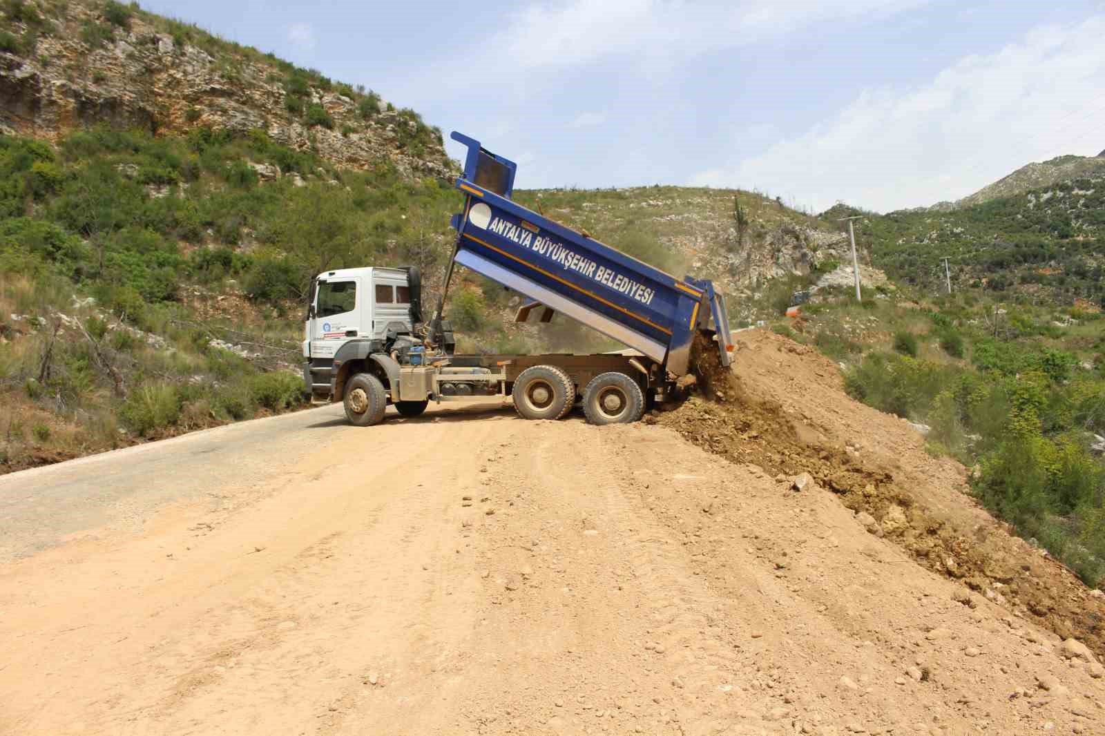 Antalya Büyükşehir’den kırsal mahalle yollarına 759 milyar 505 milyon TL’lik yatırım
