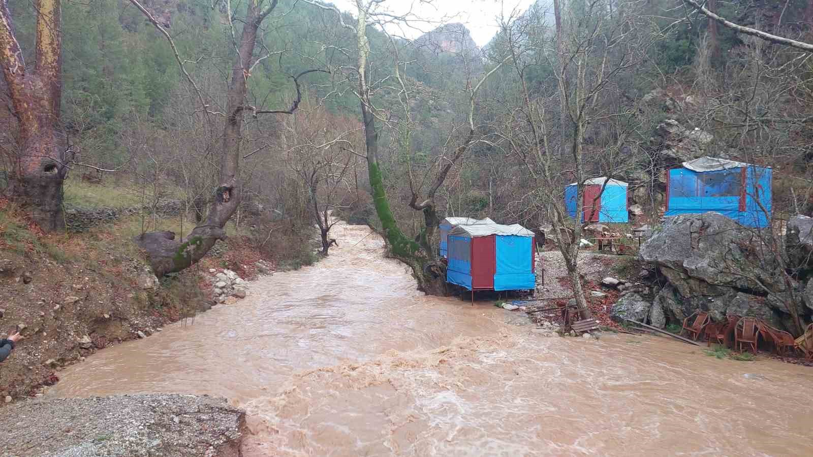Antalya Gündoğmuş’ta dereler taştı, piknik alanları su altında kaldı
