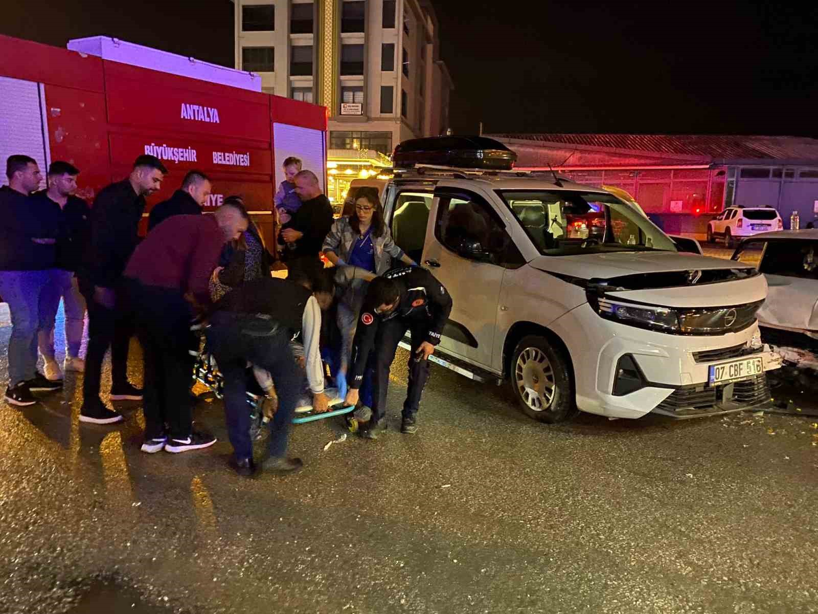 Antalya iki otomobilin çarpıştığı ve 3 kişinin yaralandığı kaza anı kamerada
